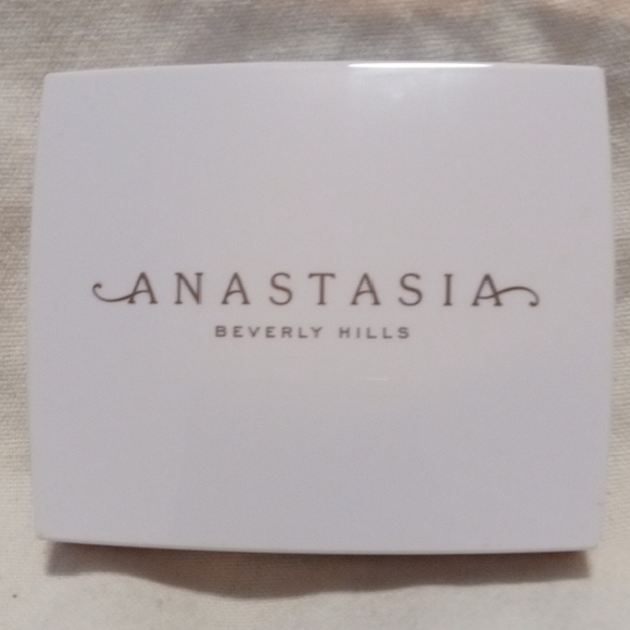 Anastasia Beverly Hills Highlighter Compact - Picture 1 of 2